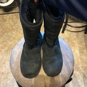 Black sheepskin boots.